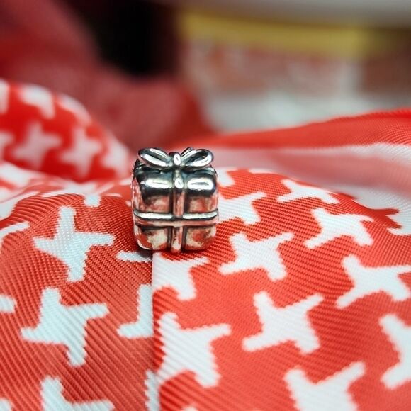 Authentic Pandora Retired Vintage Present Charm EUC - Picture 3 of 4